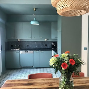 Cuisine équipée accès jardin
Ouverte sur la salle à manger