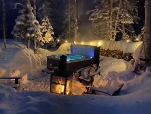 Outdoor spa tub