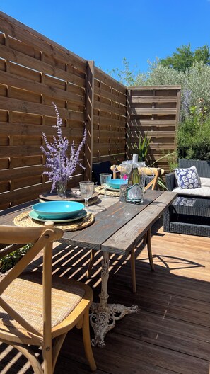 Une terrasse bien aménagée à l'abri des regards 