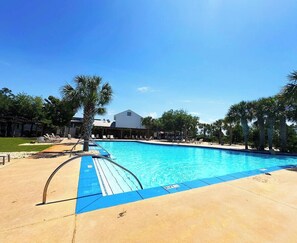 Seasonally Heated Zero Entry Resort Style Pool|5 min walk from house