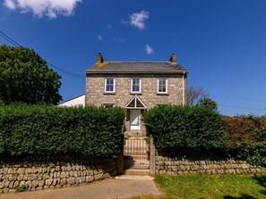 Top Floor two bedroom apartment with sea views, garden and parking 