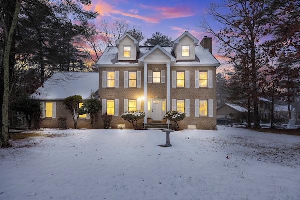 Luxurious, spacious, colonial home in a private community!
