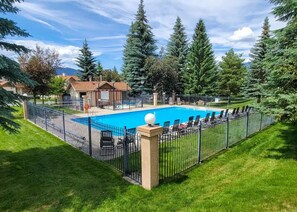 Access to the seasonal outdoor pool & hot tub included (open May-Sept long)
