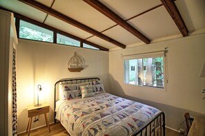 Second bedroom with 1 queen bed 