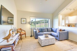 Living Room | Free WiFi | Central A/C & Heat