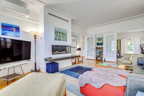 Living Room | Central A/C | Smart TV | Gas Fireplace