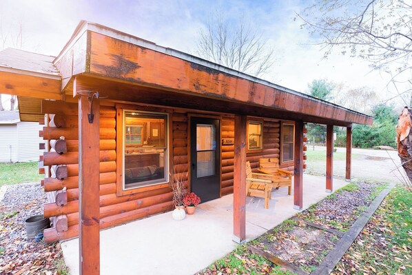 Ash Cabin Porch

Enjoy your morning coffee or evening beverage on the Porch of the Ash Cabin!  Many times there are horses in the pens right out your front door or they could even be your own horses.  The wild life strolls through from time to time and don't miss out on the Ranch Guinea hens who are great entertainment!  