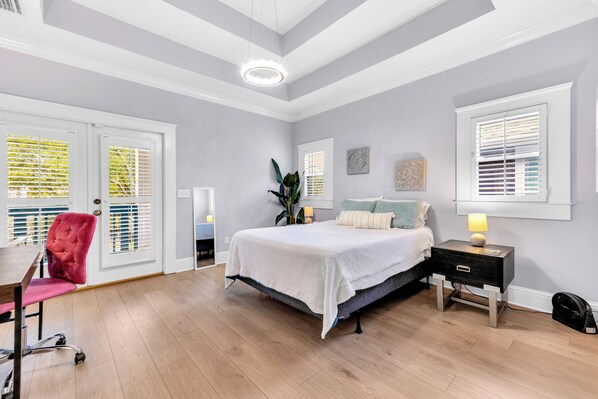 upstairs primary queen bedroom
