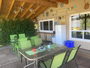 Cottage - large covered deck with live plant wall