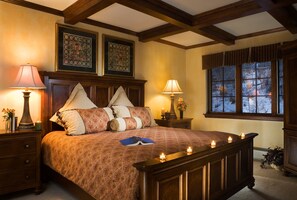 Get a good night's sleep in the bedroom. Bedding configurations may vary