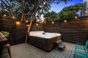 Gorgeous String-Lit Hot Tub Oasis for you! Customizable jets and temp.