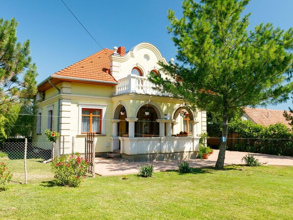 Plant, Sky, Property, Window, Tree, Architecture, Land Lot, Cottage, Grass, Building