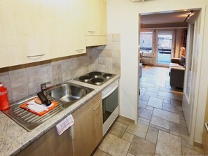 Robinet, Evier, Évier, Cabinetry, Luminaire Plomberie, Comptoir, Cuisinière, Cuisine, Bois, Bâtiment