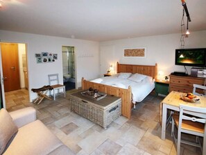 Table, Meubles, Propriété, Cadre, Bâtiment, Confort, Bois, Design Intérieur, Salon, Éclairage