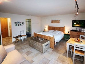 Table, Furniture, Property, Picture Frame, Building, Comfort, Wood, Interior Design, Living Room, Lighting