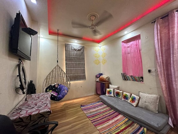 living area , seating area , book reading