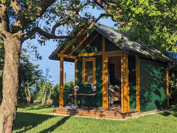 Gartenhaus grĂŒn mit einem Schlafzimmer-Gartenhaus grĂŒn ab einer Nacht buchbar
