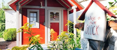 Gartenhaus rot mit einem Schlafzimmer-Gartenhaus rot ab einer Nacht buchbar
