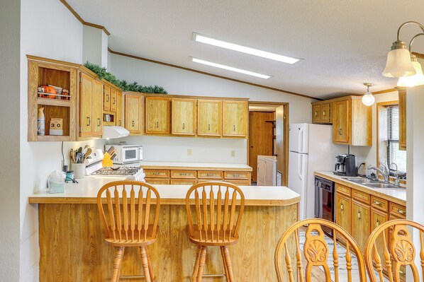 Kadoka Vacation Rental | 3BR | 2BA | 6 Steps to Enter | 1,568 Sq Ft