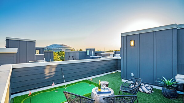 Enjoy the breeze and good company with comfortable seating! #CityViews #RooftopRelaxation #ArlingtonRetreat