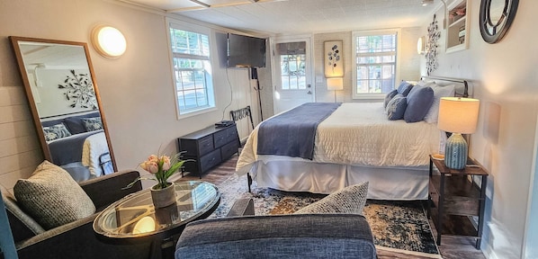 Upper Bedroom, Queen