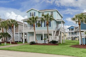 Beautiful 3 bedroom 3.5 bath cottage on the ocean side!