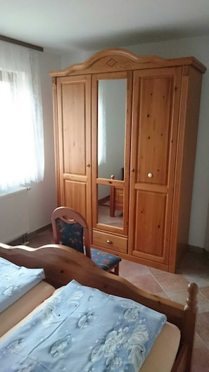 Doppelbett m. Schrank 2. Schlafzimmer