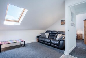 Rooftops - 1 Bedroom Apartment - Tenby (19887)