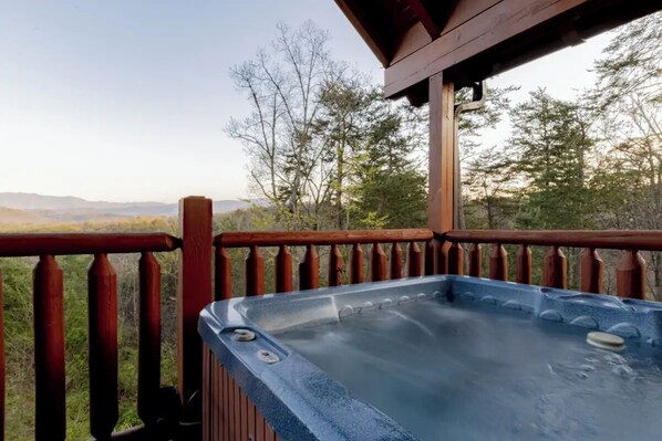 Bear View Cabin's bubbling hot tub