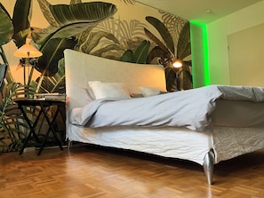 Gemütliches Designer-Schlafzimmer mit Treca Bett
