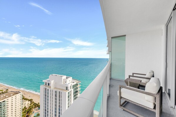 Ocean Views 2BR on 30th floor Miami (6489)