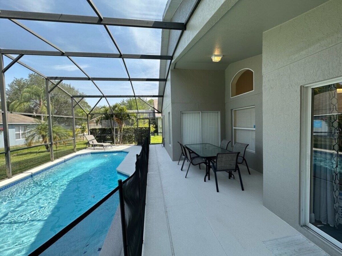 Beautifully updated pool villa in Southern Dunes!
