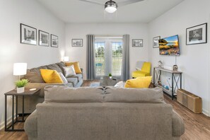 Spacious one bedroom with cozy comfortable bed in Madison. Pool & Gym onsite.