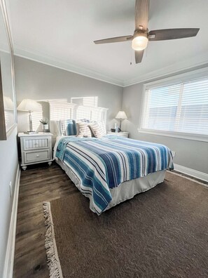 Second bedroom with queen bed 