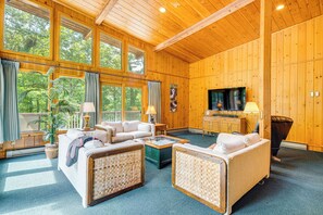Living Room | Open Layout | Smart TV
