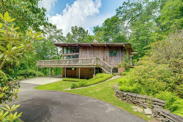 Cedar Mountain Vacation Rental | 3BR | 2BA | 2,400 Sq Ft | Stairs Required