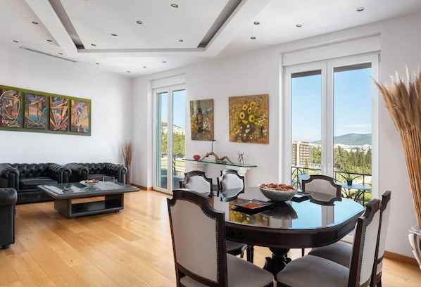 Stupendous Athens Apartment | 3 Bedrooms | Apartment Aria| Furnished Balcony with Breathtaking Views of the Majestic Temple of Zeus | Leof. Andrea Siggrou 12 | Athina | Acropolis