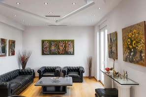 Stupendous Athens Apartment | 3 Bedrooms | Apartment Aria| Furnished Balcony with Breathtaking Views of the Majestic Temple of Zeus | Leof. Andrea Siggrou 12 | Athina | Acropolis