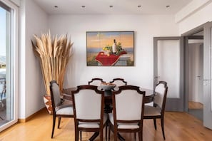 Stupendous Athens Apartment | 3 Bedrooms | Apartment Aria| Furnished Balcony with Breathtaking Views of the Majestic Temple of Zeus | Leof. Andrea Siggrou 12 | Athina | Acropolis