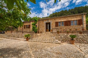 Traditional mountain house in Campanet