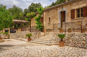 Traditional house with swimming pool in Campanet