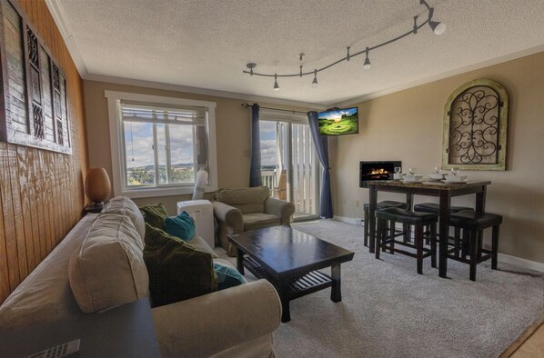 Welcome to Mountain Lodge 340, a perfect location with unbeatable views for a memorable stay on the mountain!