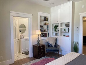 Bedroom with king bed *no washer/dryer*unit 2 of 5 *stairs to get in*
