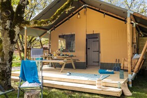 Maison de camping confortable avec une terrasse charmante, parfaite pour se détendre en pleine nature.