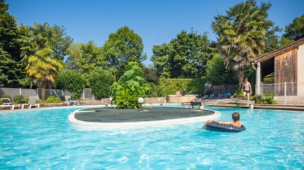 Piscine sereine entourée de verdure pour un parfait moment de détente.