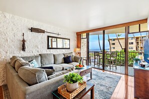 Large sliding doors and windows onto the lanai