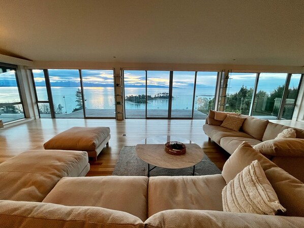 Ocean Horizon - Nelson Waterfront Holiday Home
