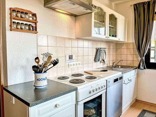 Küchengerät, Küche, Countertop, Major Appliance, Herd, Cabinetry, Haushaltsgerät, Herd, Möbel, Gasherd