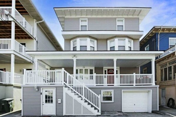 3 bed, 3.5 bath beach block home located on level one of the building