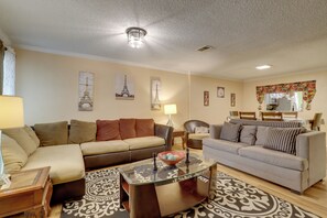 Living Room | Free WiFi | Smart TV | Queen Sleeper Sofa | 1st Floor